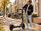 afbeelding waarbij de man staat bij zijn step